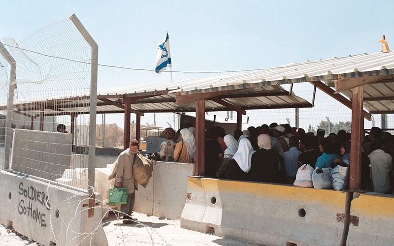 القوات الإسرائيلية تستغل حركة المعابر لتهريب المخدرات التي من خلالها توقع الفلسطينيين في فخ التخابر معها. أرشيفية