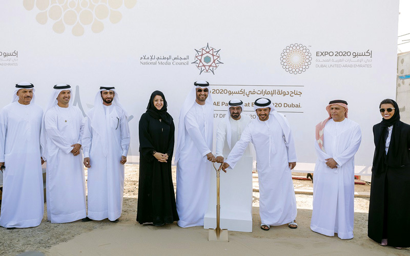 أحمد بن سعيد وأعضاء اللجنة العليا لـ«إكسبو 2020 دبي» خلال وضع حجر الأساس لجناح الدولة. من المصدر