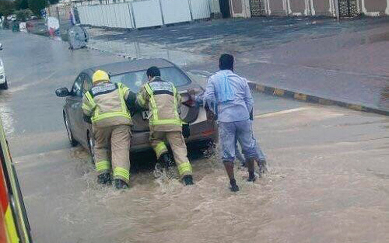رجال «الدفاع المدني» بالفجيرة وشرطة الفجيرة تعاملوا مع المركبات المتعطلة فوراً رغم غزارة الأمطار والظروف الجوية الصعبة. الإمارات اليوم