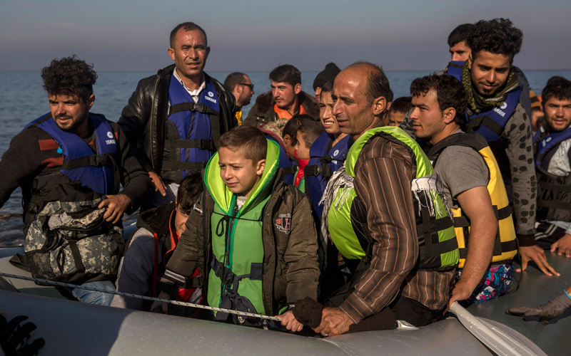 مهاجرون يصلون إلى جزيرة ليسبوس بعد عبورهم بحر إيجه. أ.ب