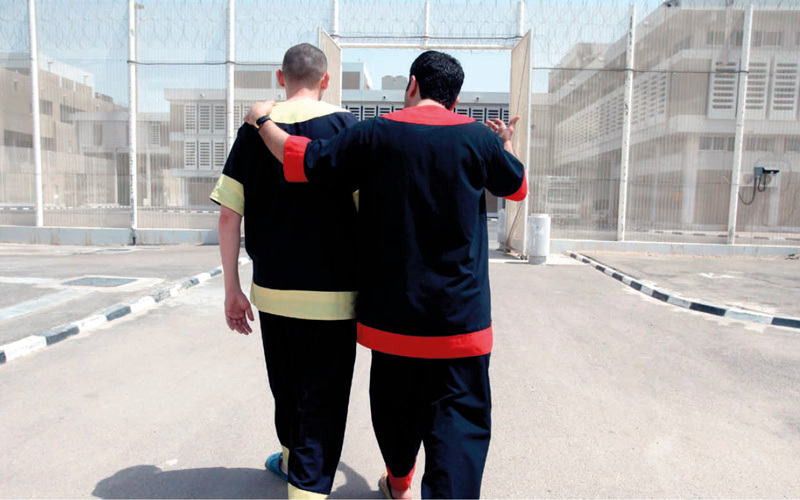 «إسلامية دبي» تسدّد 522 ألف درهم مديونيات 4 سجناء
