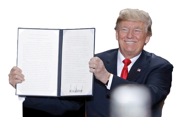 ترامب يرفع أمام الكاميرا توقيعه بالاعتراف بالقدس عاصمة لإسرائيل. أ.ب