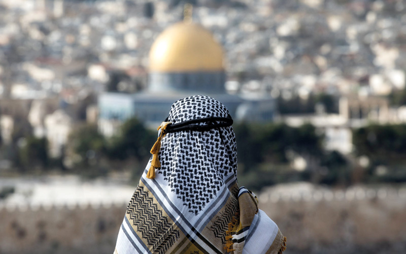 أحد الفلسطينيين يرنو إلى القدس من بعيد. إي.بي.إيه