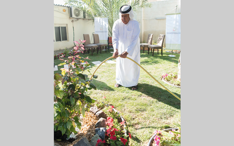 المواطن أحمد الفلاسي تسلّم أول حديقة من مسؤولي هيئة تنمية المجتمع. تصوير: أحمد عرديتي