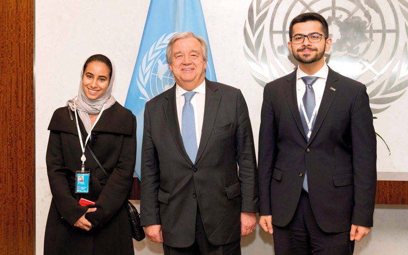 عمر المطوع وسارة السويدي مع أمين عام الأمم المتحدة. من المصدر
