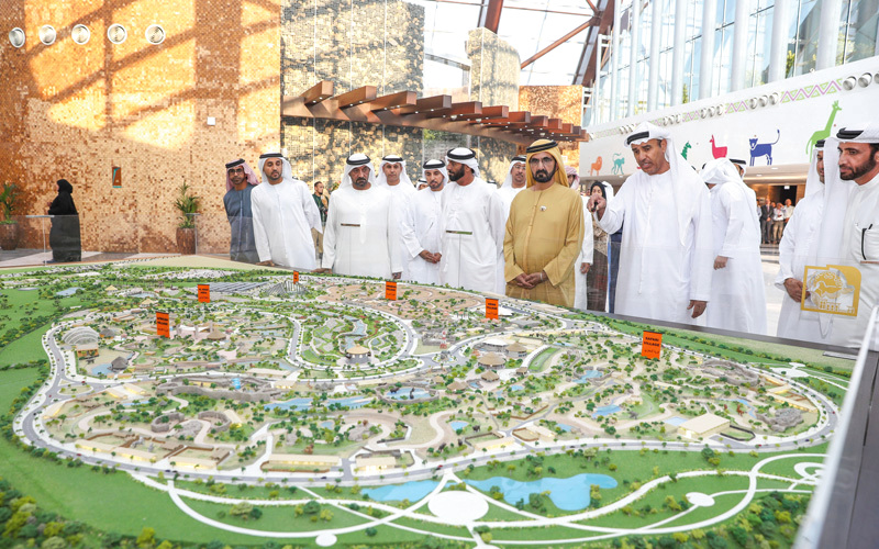 محمد بن راشد يستمع إلى شرح حول أقسام الحديقة من حسين لوتاه. من المصدر