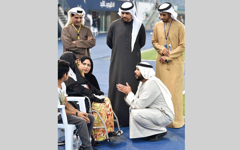 رئيس اتحاد الكرة مروان بن غليطة يتحدث مع «أم علي» خلال وجودها في الكويت. من المصدر