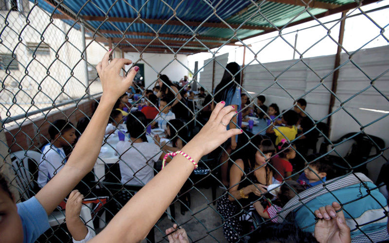 الفقراء يتجمعون في مطبخ جهزته المعارضة الفنزويلية بمناسبة الأعياد. رويترز