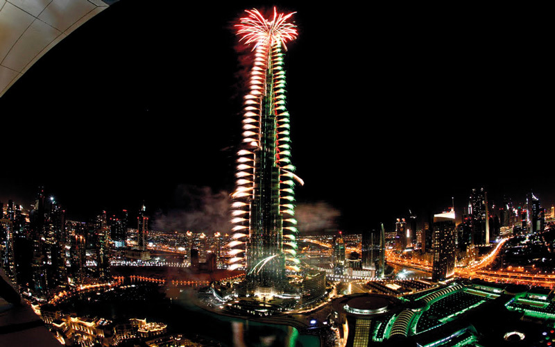 العالم في عده التنازلي جاهز لاستقبال صبيحة العام الجديد من الإمارات العربية المتحدة. «أرشيفية من احتفالات العام الماضي»