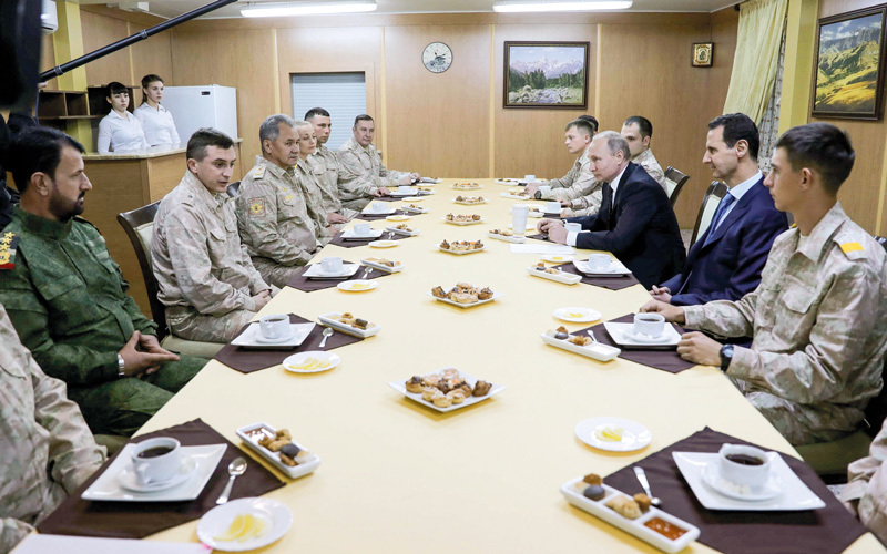 بوتين في سورية حيث أبلغ جنوده بأنهم سيعودون إلى الوطن بحضور الرئيس الأسد. أ.ف.ب