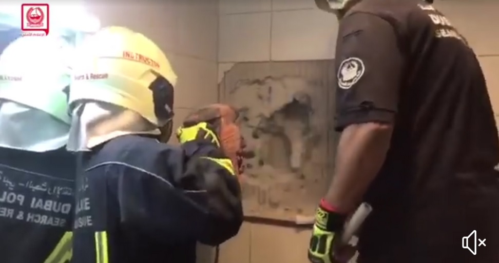 بالفيديو.. شرطة دبي‬⁩ تنقذ شخصاً علق في فتحة تهوية‬ بعملية معقدة