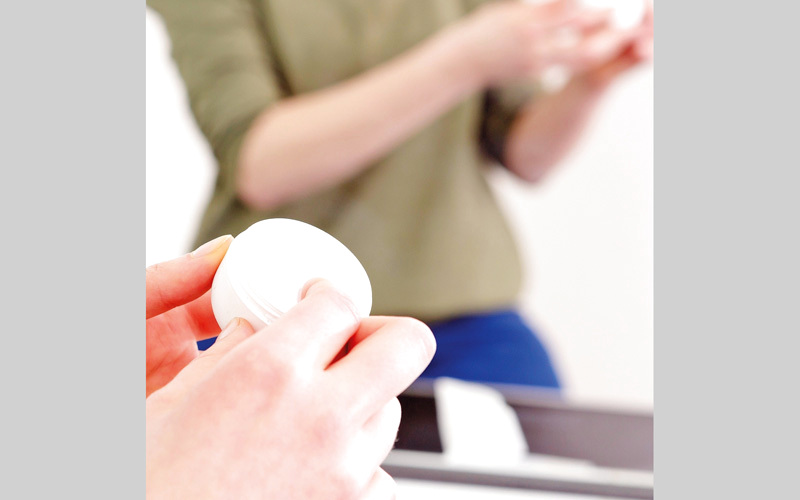 مستحضرات العناية كالشامبو والماسكات تحفظ للشعر بريقه. د.ب.أ