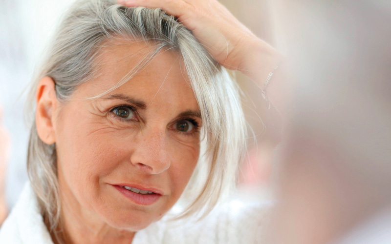 مع التقدم في العمر يصير الشعر خفيفاً‬ وضعيفاً ويفقد لمعانه وبريقه وقد يتساقط أيضاً.  د.ب.أ