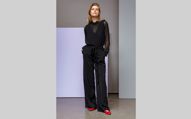 البنطال ذو الأرجل الواسعة يغازل المرأة طويلة القامة  في المقام الأول. د.ب.أ