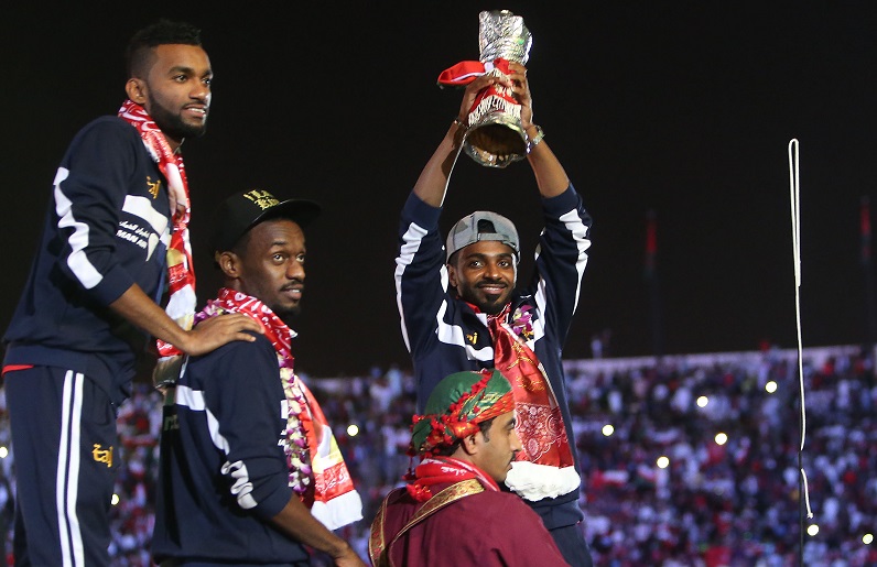 عمان تمنح مدرب منتخبها وسام الاستحقاق بعد لقب 