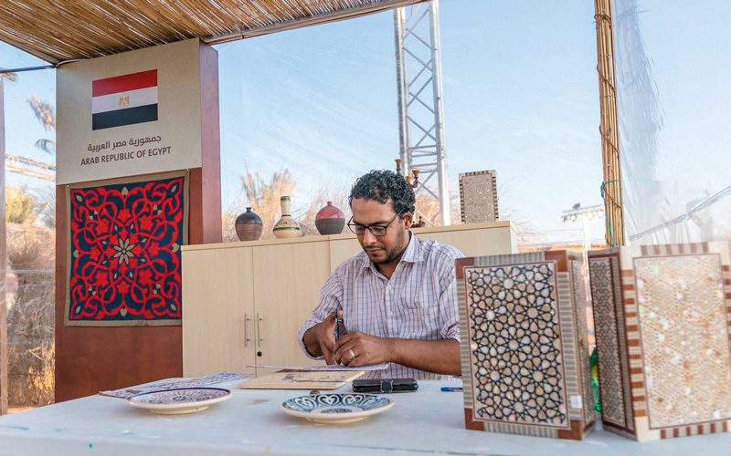 حرفة التطعيم بالصدف حاضرة في الجناح المصري.  من المصدر