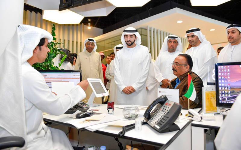 حمدان بن محمد اطلع على سير العمل بمركز إسعاد المتعاملين في «غرفة دبي». وام