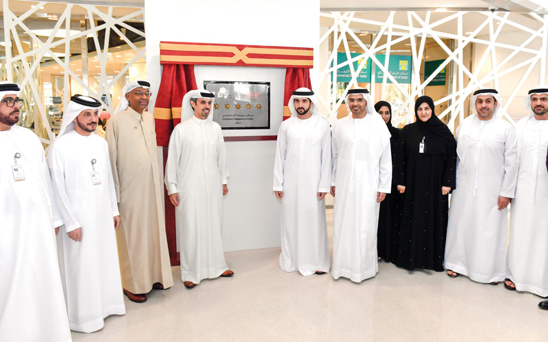 حمدان بن محمد مدشناً لوحة الـ5 نجوم في مركز إسعاد المتعاملين في «غرفة دبي». وام