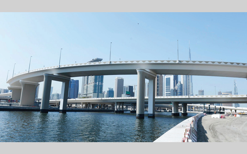 «طرق دبي» تربط «الخيل» و«المركز المالي» بجسر جديد
