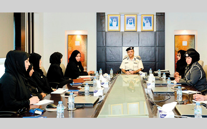 «الشرطة النسائية» في أبوظبي تعزّز العمل الإنساني