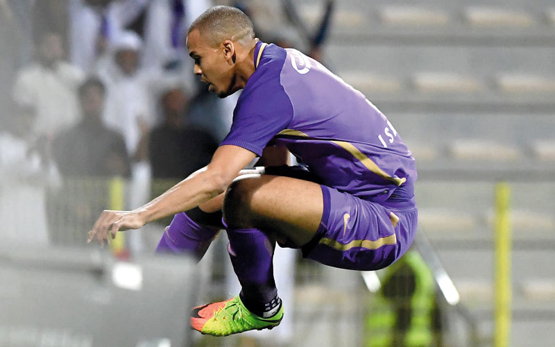 مدافع العين إسماعيل أحمد سجل هدف العين الأول في الوصل، واحتفل بطريقته الخاصة. تصوير: أسامة أبوغانم