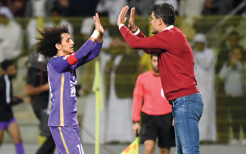 مدرب العين زوران يحتفل مع كابتن الفريق عموري، بهدفه في شباك الوصل. تصوير: أسامة أبوغانم