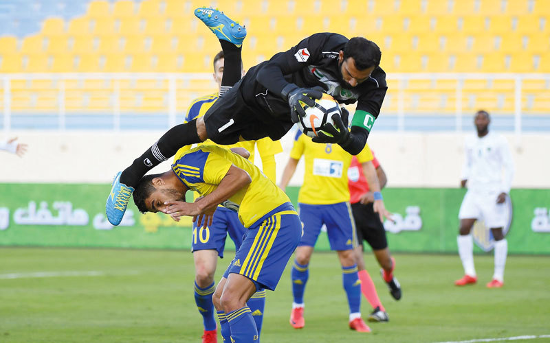 حارس فريق الإمارات أحمد الشاجي يقفز أعلى لاعبي الظفرة، خلال المبارة التي انتهت بفوز الإمارات بهدف نظيف. تصوير: إريك أرازاس