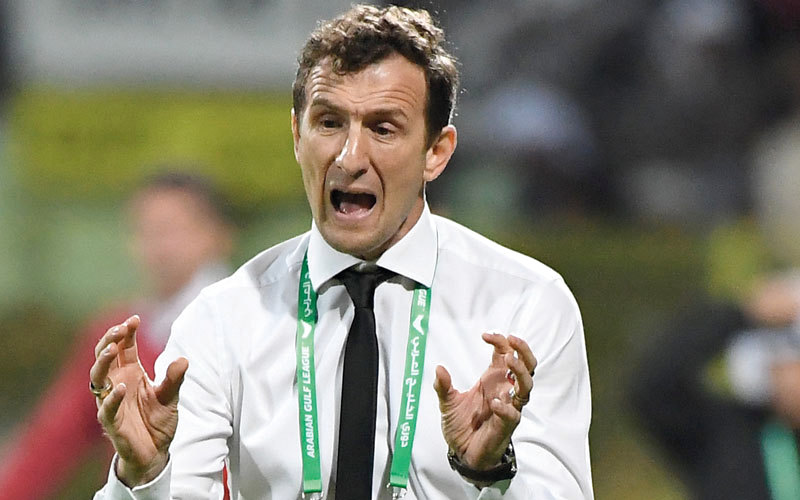 مدرب الوصل أروابارينا في حالة انفعال وتركيز خلال توجيه فريقه بمواجهة العين. تصوير: أسامة أبوغانم