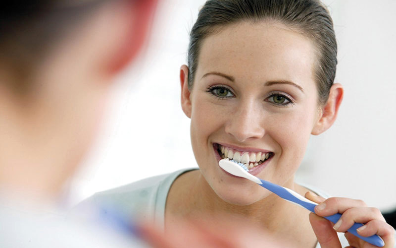 تنظيف الأسنان مرتين على الأقل يومياً يخلص من البكتيريا المسببة للرائحة الكريهة.  د.ب.أ