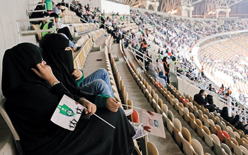 حضور نسائي قوي للمرة الأولى في ملاعب كرة القدم السعودية