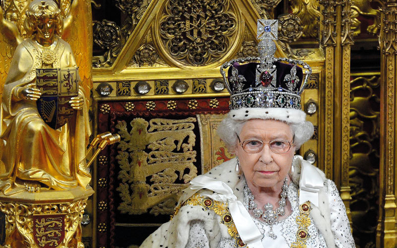 ملكة بريطانيا ناصحةً واضعي التيجان: لا تنظروا لأسفل