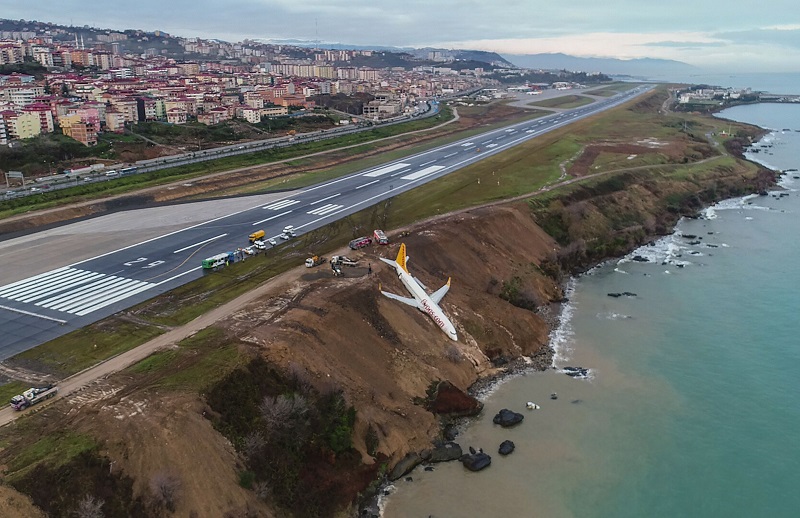 انزلاق طائرة ركاب بعد هبوطها في مطار بتركيا