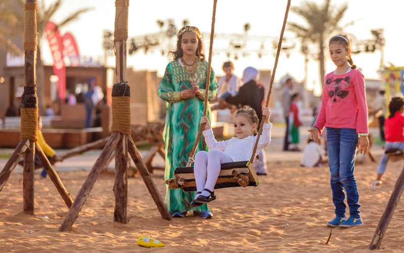 ألعاب من أدوات بسيطة في القرية التراثية. من المصدر