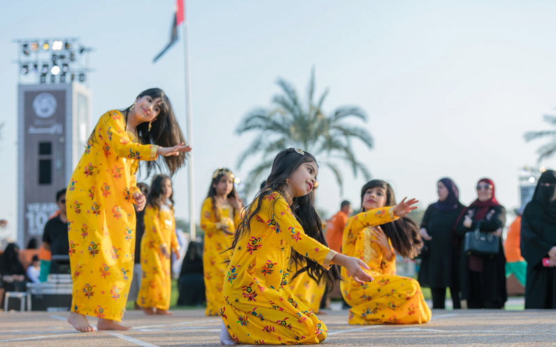 أميرات التراث يقدمن أهازيج واستعراضات على المسرح. من المصدر