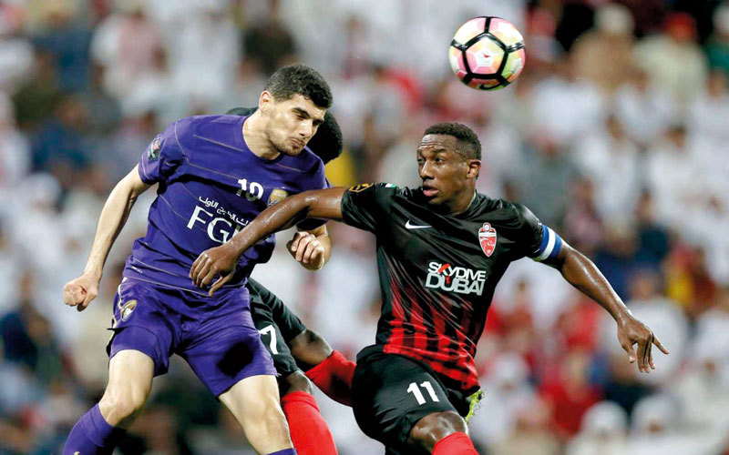 نجم الأهلي السابق في طريقه لارتداء قميص العين. تصوير: أسامة أبوغانم