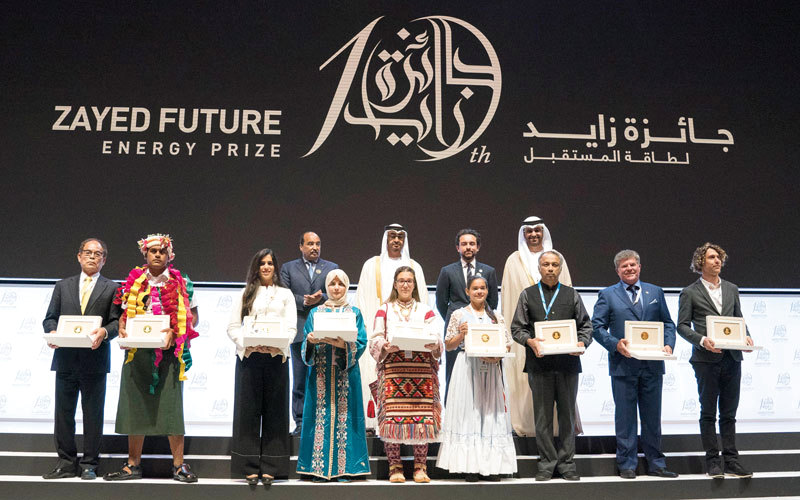 خلال حفل تكريم الفائزين بالدورة الـ10 من جائزة زايد لطاقة المستقبل في أبوظبي أمس. وام