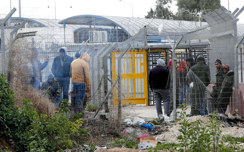 نحو 120 ألف عامل فلسطيني يذهبون إلى إسرائيل يومياً. اي.بي.أيه