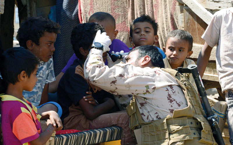 الفريق الطبي للقوات الإماراتية خلال قيامه بتقديم الخدمات العلاجية في الساحل الغربي.  وام