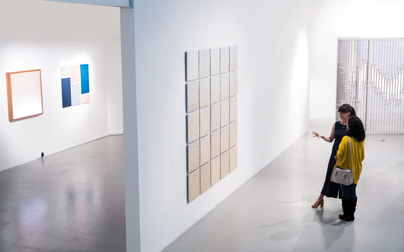 الفنانتين عملتا في دبي لمدة ثلاثة أشهر و استلهمتا من الثقافة العربية والمحلية تصوير: احمد عرديتي