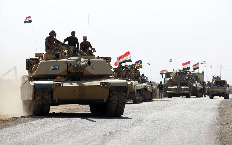 الدبابات العراقية متوجهة إلى مواقع البشمركة لاستعادة حقول النفط. أ.ف.ب