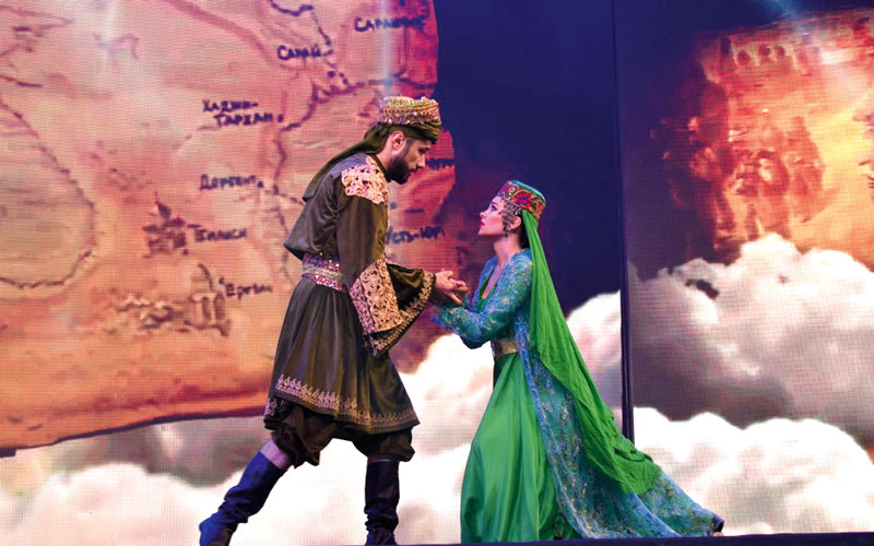 «طريق الحرير.. رحلة العقد الفريد» تقدمه فرقة أورنينا على المسرح الثقافي الرئيس بالقرية العالمية.  من المصدر