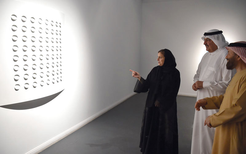 لبنى القاسمي وآل خليفة وعبدالقادر الريس خلال افتتاح المعرض. تصوير: أسامة أبوغانم