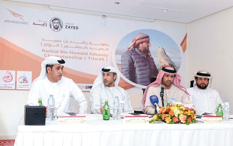 راشد الشامسي يتوسط سيف الغفلي ومحمد الكعبي وخليفة النعيمي خلال الكشف عن تفاصيل البطولة.

تصوير : أشوك فيرما