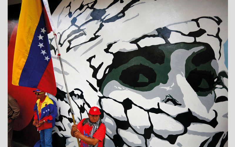انتشر الفن الغرافيتي المؤيد للقضية الفلسطينية عبر العالم.. وهذه صورة من فنزويلا تجسد المناضل الفلسطيني.

رويترز