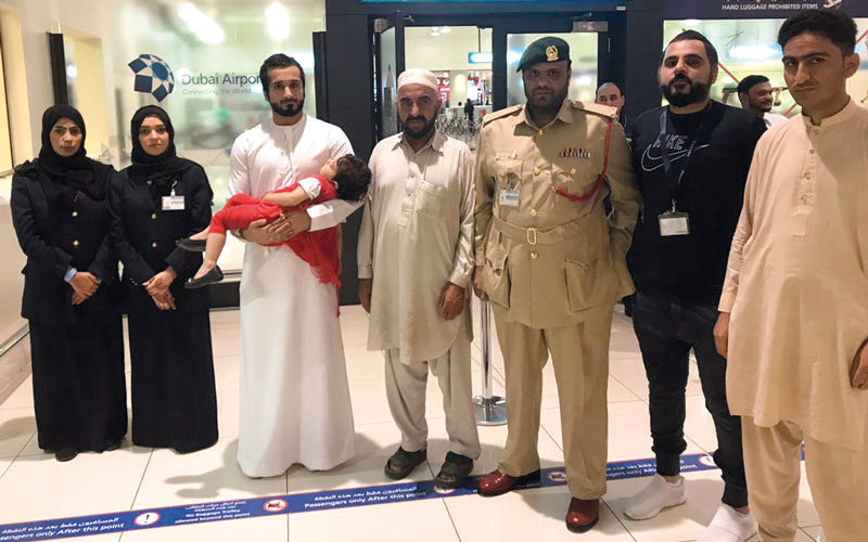 رجال أمن المطار حرصوا على العناية بالطفلة وتهدئة روعها فكانت سعيدة، وكذلك ذويها الذين أبدوا تقديرهم البالغ لتعاطي شرطة دبي مع الواقعة.

من المصدر