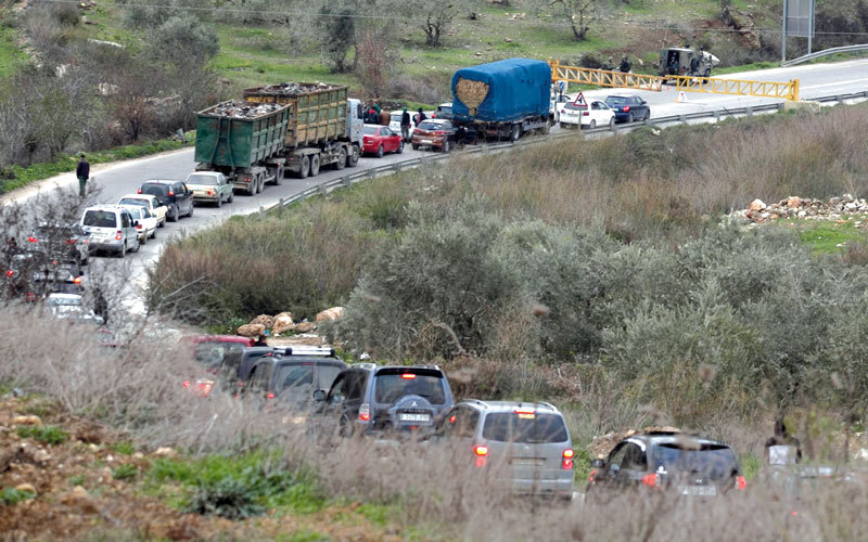 الاحتلال يحاصر المدن الفلسطينية لمصلحة الاستيطان.  أ.ف.ب