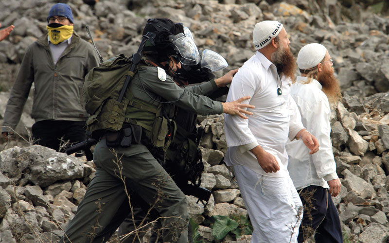 قطعان المستوطنين يعيثون فساداً في الأراضي الفلسطينية.  إي.بي.إيه