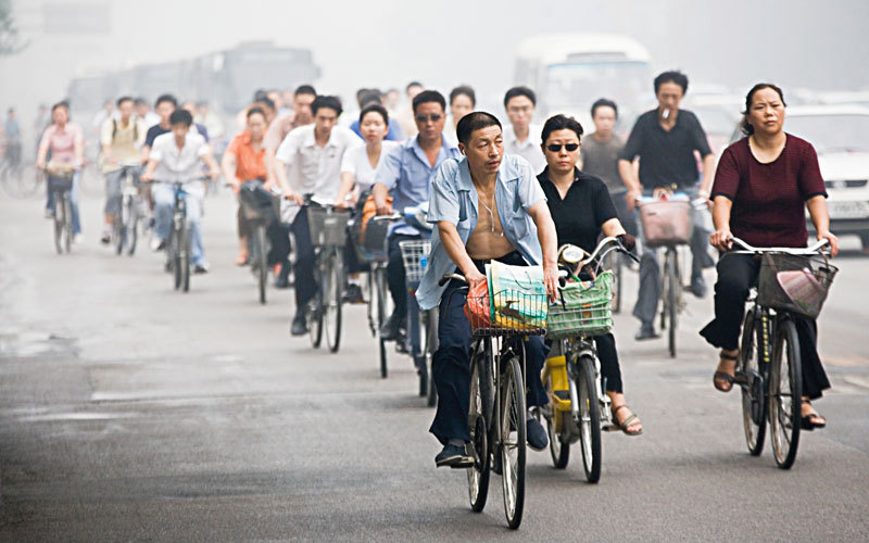 الصينيون ينتقلون من الدراجة إلى أسرع قطار في العالم.  غيتي