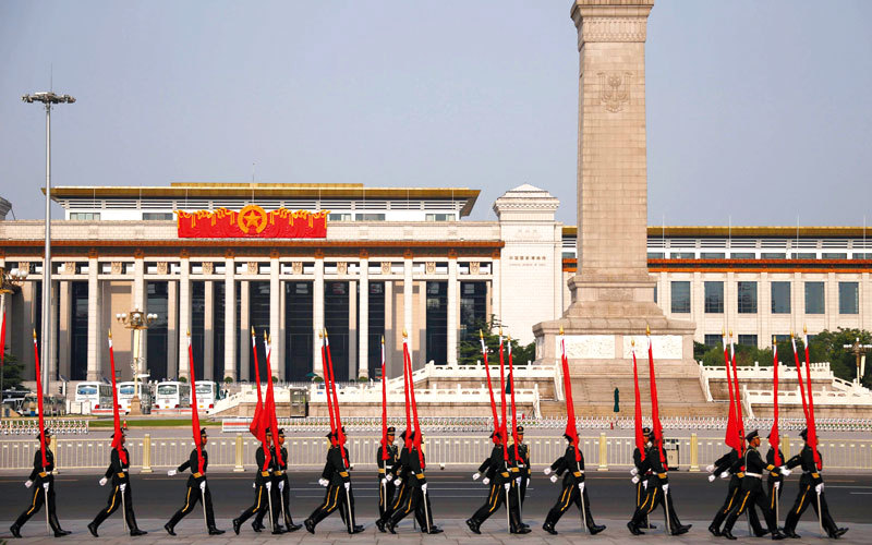 الجيش الصيني يُحكم قبضته على مقاليد الأمور.  رويترز