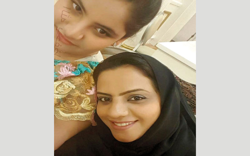 الأم وابنتها شيخة. من المصدر